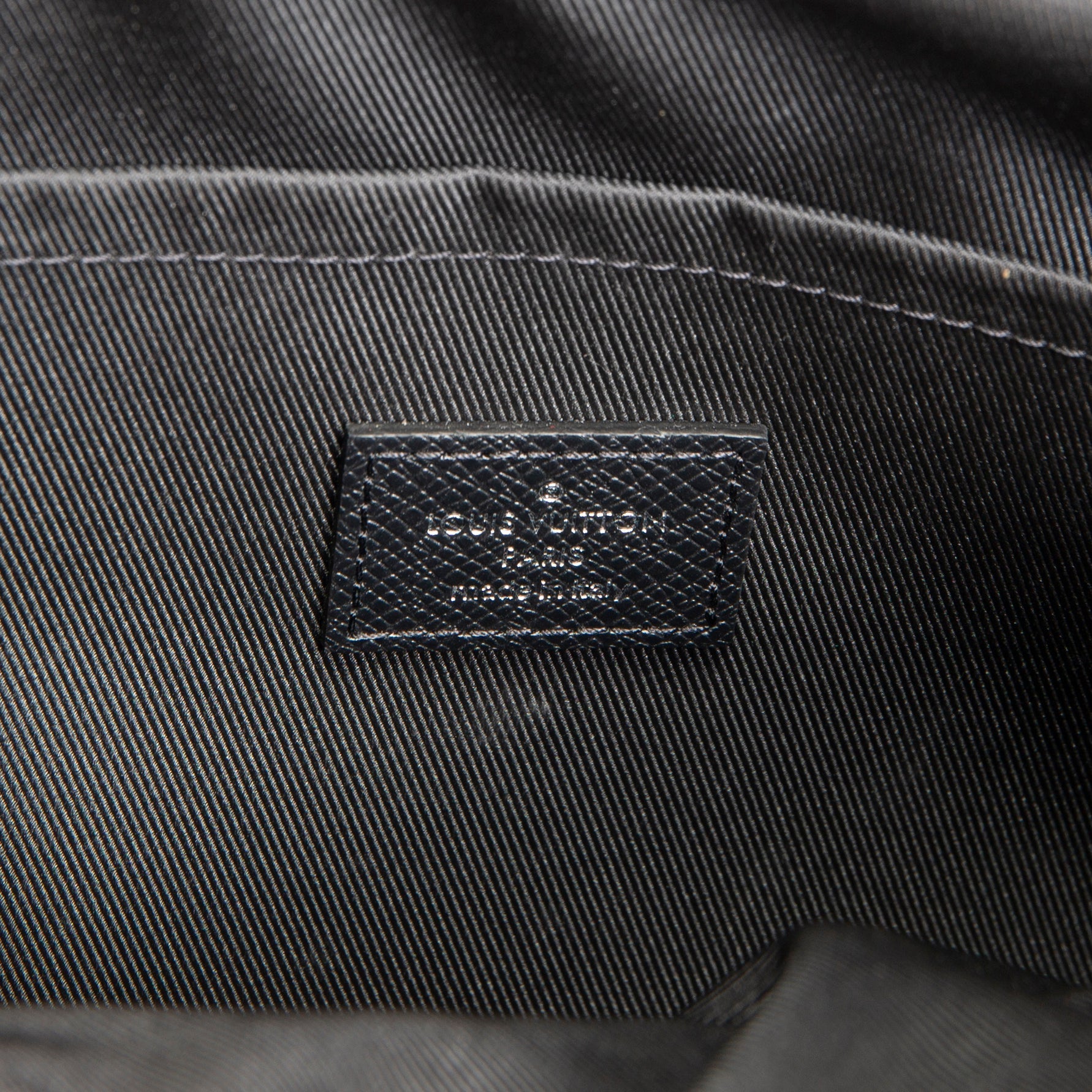 LOUIS VUITTON Taigarama Outdoor Messenger - Black